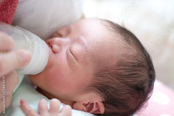 Fototapeta ミルクを飲む赤ちゃん