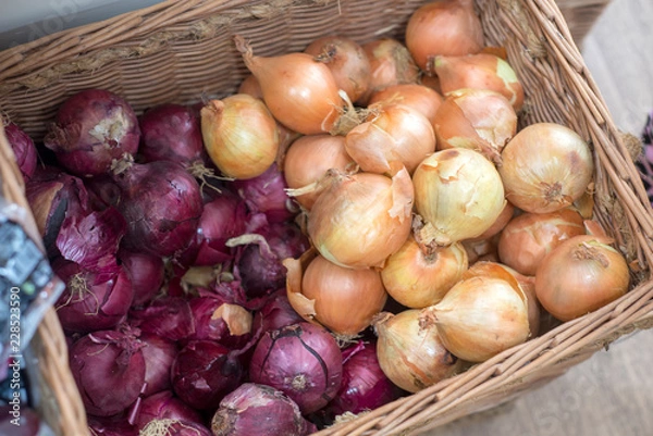 Obraz Loose onions for sale in a grocery shop