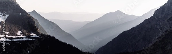 Obraz Zadymiona górska mgła z pożarów z promieniami słonecznymi w Glacier National Park