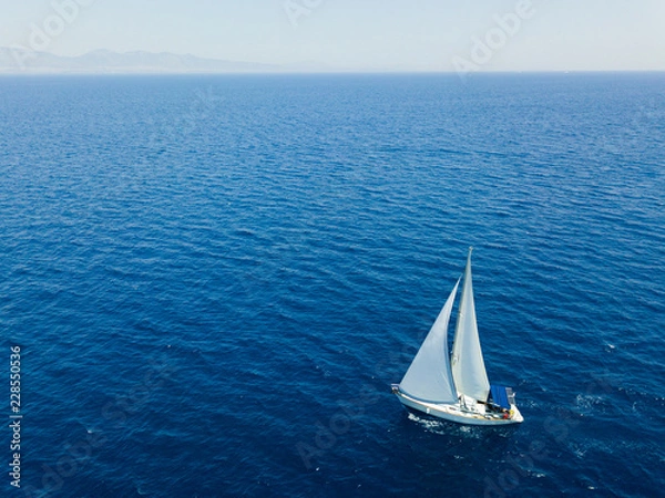 Fototapeta Widok z lotu ptaka na dwa jachty w błękitnym morzu. Fotografia dronem