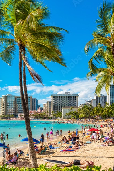 Obraz Honolulu, Hawaje - 16 lutego 2018 r.: Widok plaży Waikiki. Skopiuj miejsce na tekst. Pionowy.