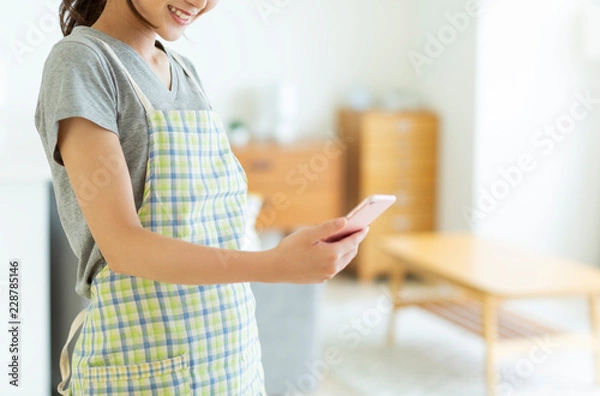 Fototapeta 主婦　スマホ