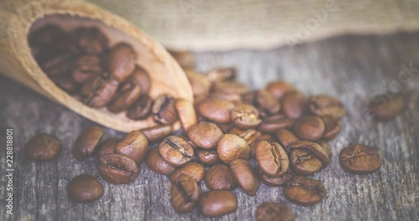 Fototapeta Pause? Wie wärs mit einem Kaffee? Eine Kaffeemühle und Kaffeebohnen auf einem Tisch  - Bistro und Kaffee Ambiente 