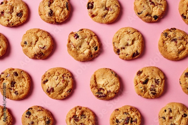 Obraz Fresh chocolate chip cookies pattern on pink background