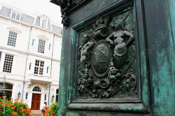 Fototapeta The statue of Willem van Oranje in front of the royal Palace "Paleis Noordeinde" in The Hague