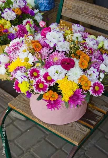 Obraz букет цветов в розовом вазоне, стоящий на стуле