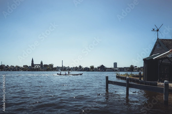 Fototapeta Relaksujący rejs statkiem po spokojnej rzece.