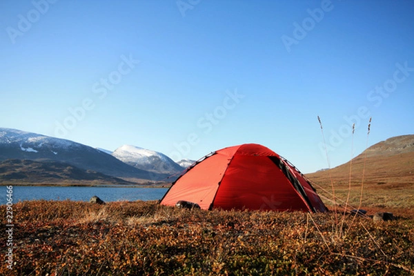 Fototapeta rotes Zelt in Lappland im Herbst