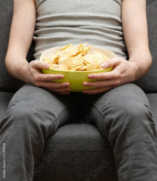 Fototapeta Man eating chips