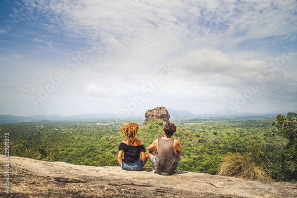 Fototapeta Couple assis devant rocher du lion Sigiriya Sri Lanka