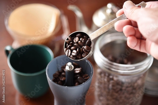 Obraz コーヒー豆を挽く