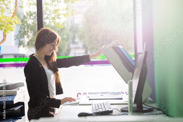 Obraz Młody student w centrum kopiowania