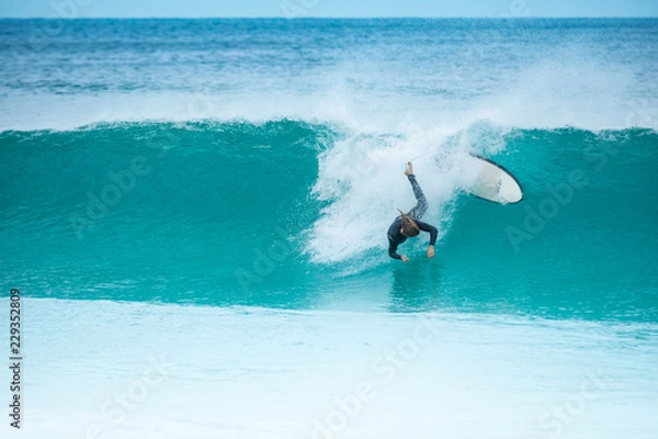 Fototapeta surfer falling into water