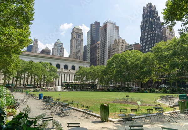 Fototapeta Green Lawn and Skyscrapers in Bryant Park in Midtown Manhattan, New York, USA