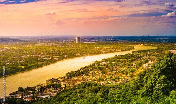 Fototapeta Widok panoramiczny ze wzgórza Drachenburg, Drachenfelsen do rzeki Ren i Nadrenii, Bonn, Niemcy, Europa