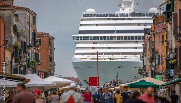 Obraz Piękno Włoch, jak scena z horroru, gigantyczny statek wycieczkowy opuszczający Wenecję, Wenecję