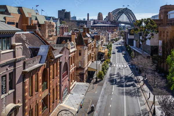 Fototapeta Widok na George Street in the Rocks, historyczną dzielnicę Sydney. W tle most portowy.