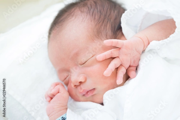 Obraz 寝ている生まれたての赤ちゃん