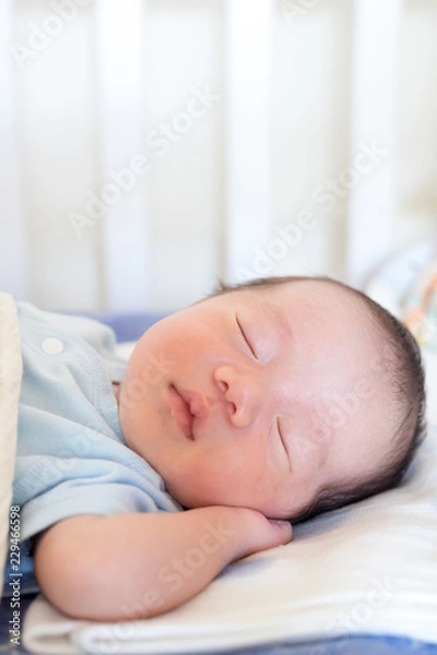 Obraz 寝ている生まれたての赤ちゃん