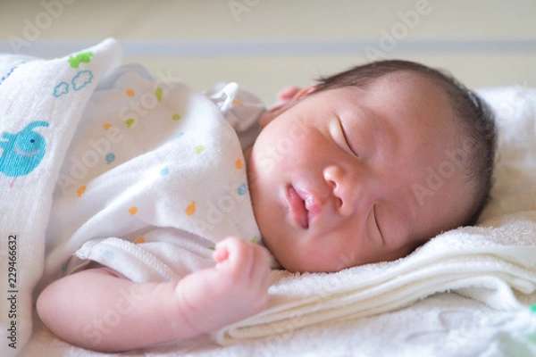 Obraz 寝ている生まれたての赤ちゃん