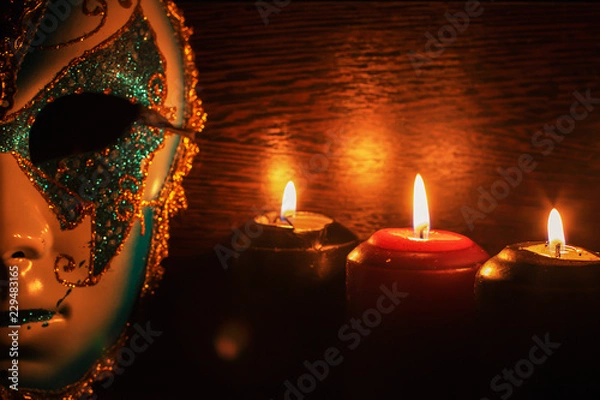 Fototapeta Maska maskująca i świece na czarnym tle