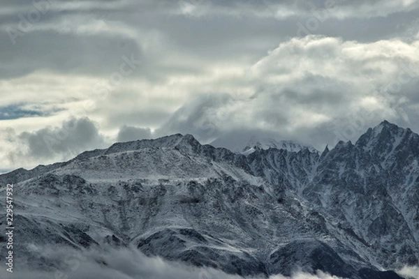 Fototapeta A landscape shot of mountain peaks from a neighboring peak at 1830ft. 