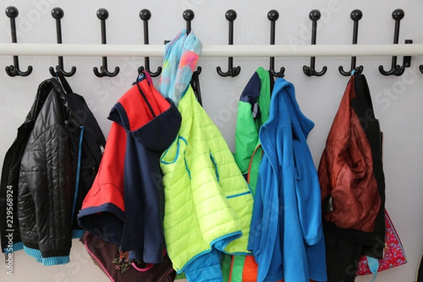 Obraz Kinder-Garderobe vor einem Klassenzimmer