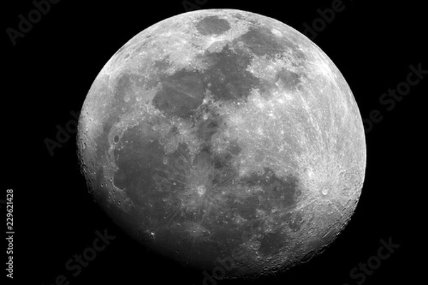 Fototapeta Przybywająca faza księżyca w kształcie kuli, w dużym zbliżeniu bez jasności, przy ogniskowej 1500 mm, zrobiona teleskopem zwierciadlanym, na czarnym tle.