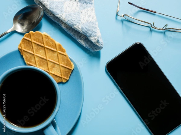Fototapeta Coffee Break with a Smart Phone