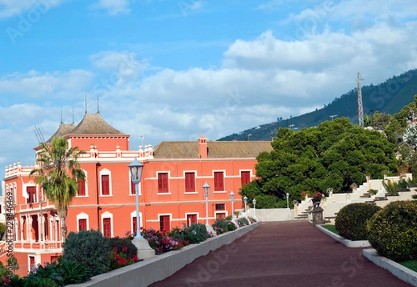 Obraz Garden path to a colonial house 
