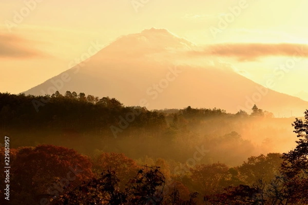Obraz 朝霧に包まれる羊蹄山