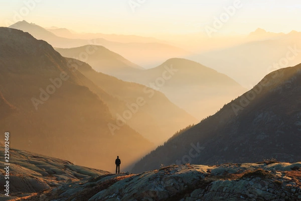 Fototapeta Człowiek patrząc na kolorowe warstwy gór podczas zachodu słońca. Chamonix, Francja.