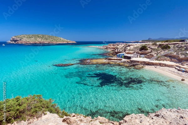 Obraz Ibiza - Cala Comte, Blick auf die Cala Escondida und über das Meer zur Cala Comte mit der Insel Illa des Bosc