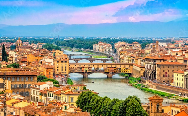 Fototapeta Widok z lotu ptaka średniowieczny kamienia most Ponte Vecchio nad Arno rzeką w Florencja, Tuscany, Włochy. Florencja gród. Architektura i punkt orientacyjny Florencji.