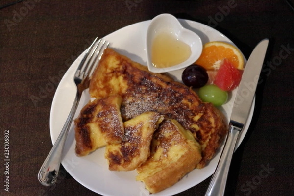 Fototapeta フレンチトーストとフルーツとハートの蜂蜜