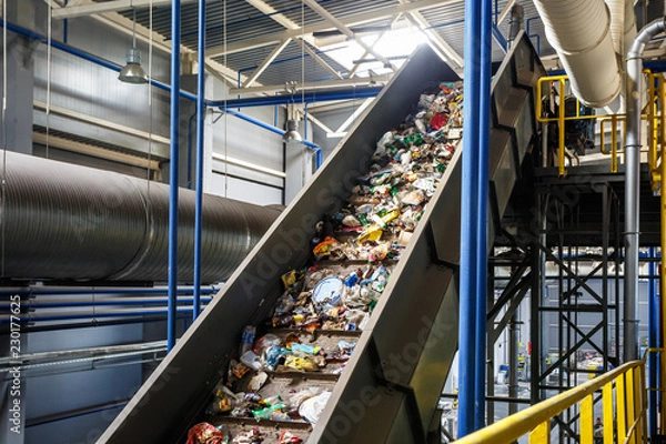 Fototapeta ruchomy transporter taśmowy na Nowoczesnym zakładzie recyklingu odpadów. Oddzielanie i sortowanie śmieci. Recykling i przechowywanie odpadów do dalszej utylizacji.