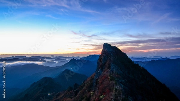 Obraz 日本、霊峰・石鎚山の絶景、朝、朝日、日の出、四国、愛媛県、高知県、秋の紅葉