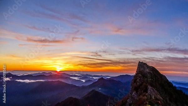 Obraz 日本、霊峰・石鎚山の絶景、朝、朝日、日の出、四国、愛媛県、高知県、秋の紅葉