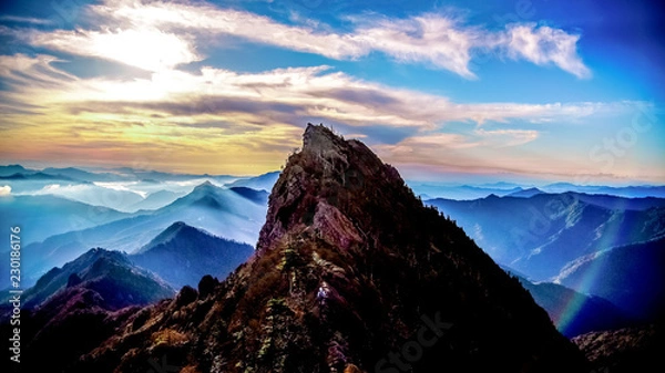 Obraz 日本、霊峰・石鎚山の絶景、朝、朝日、日の出、四国、愛媛県、高知県、秋の紅葉
