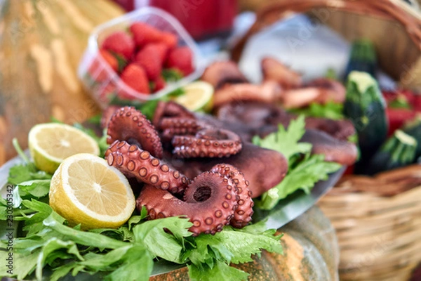 Obraz Octopus and lemon in a display