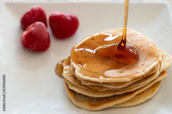 Obraz Pancakes mit Sirup und Erdbeeren