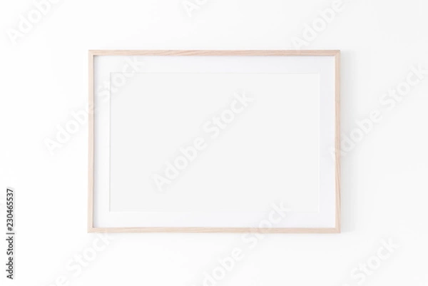 Fototapeta Krajobraz duży 50x70, 20x28, a3, a4, Makieta w drewnianej ramie z passe-partout na białej ścianie. Makieta plakatu. Czysta, nowoczesna, minimalistyczna rama. Opróżnij fra.me Wnętrze wewnętrzne, pokaż tekst lub produkt