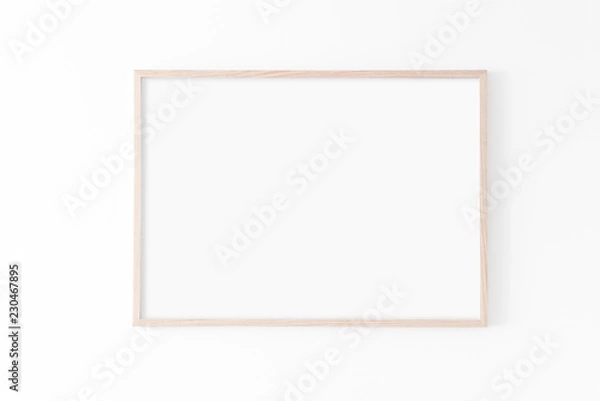 Fototapeta Krajobraz duży 50x70, 20x28, a3, a4, Makieta w drewnianej ramie na białej ścianie. Makieta plakatu. Czysta, nowoczesna, minimalistyczna rama. Opróżnij fra.me Wnętrze wewnętrzne, pokaż tekst lub produkt