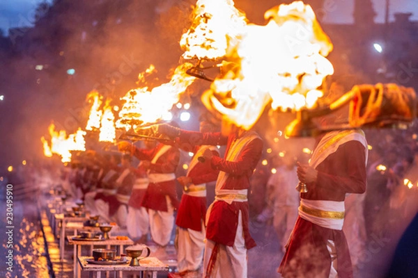Fototapeta Cérémonie du feu en Inde Ganga Aarti Varanasi