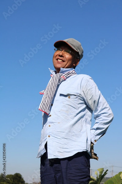 Fototapeta 畑で作業するシニア