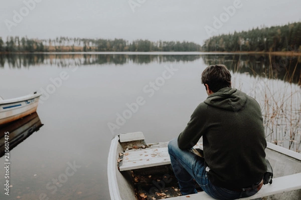 Obraz Einsamer Mann im Ruderboot an einem See im Herbst in Schweden / Lonesome Guy In Skiff At Lake During Indian Summer in Sweden