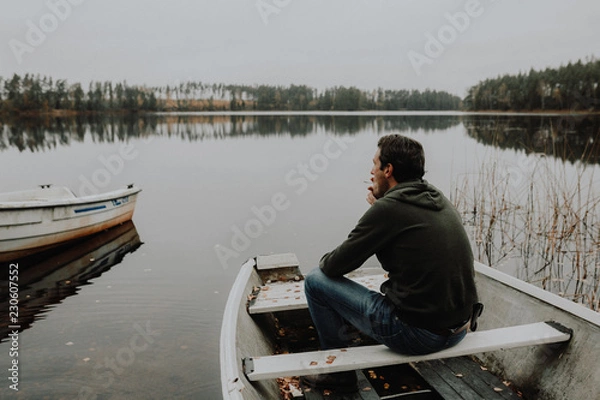 Obraz Einsamer Mann im Ruderboot an einem See im Herbst in Schweden / Lonesome Guy In Skiff At Lake During Indian Summer in Sweden