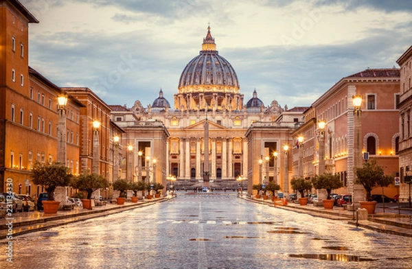 Obraz Bazylica św. Piotra wieczorem z Via Della Conciliazione w Rzymie. VATATAN CITY ROME WŁOCHY. Architektura i punkt orientacyjny Rzymu. Katedra św. Piotra w Rzymie. Włoski kościół renesansowy