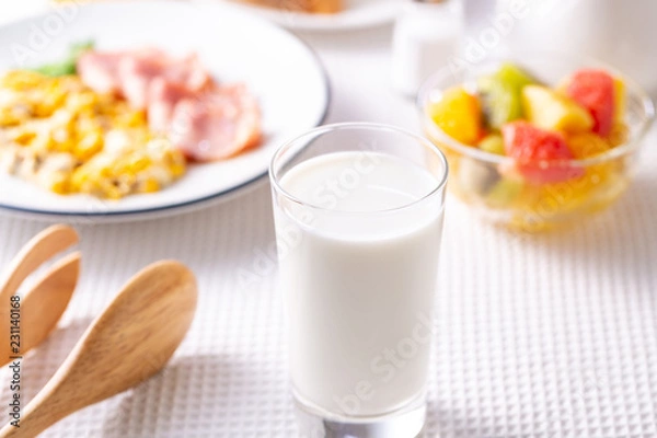 Fototapeta 朝食〜牛乳
