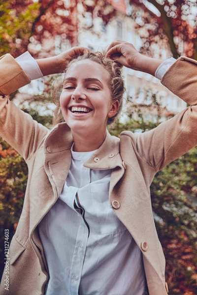 Obraz Herbst Mode Mantel spaß Blogger Blondes Model Citylife